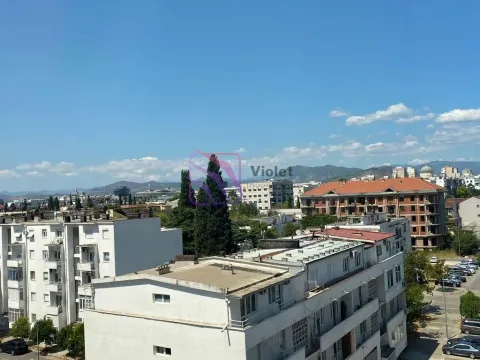 Pogled sa nekretnine na grad i okolne planine. - image 22