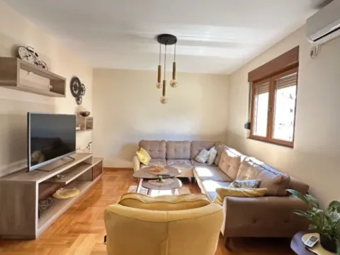 Izdavanje, dvosoban stan, 76m², Stari Aerodrom, Podgorica