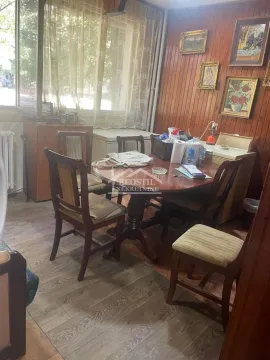Trpezarija sa drvenim stolom i stolicama pored prozora. - image 4