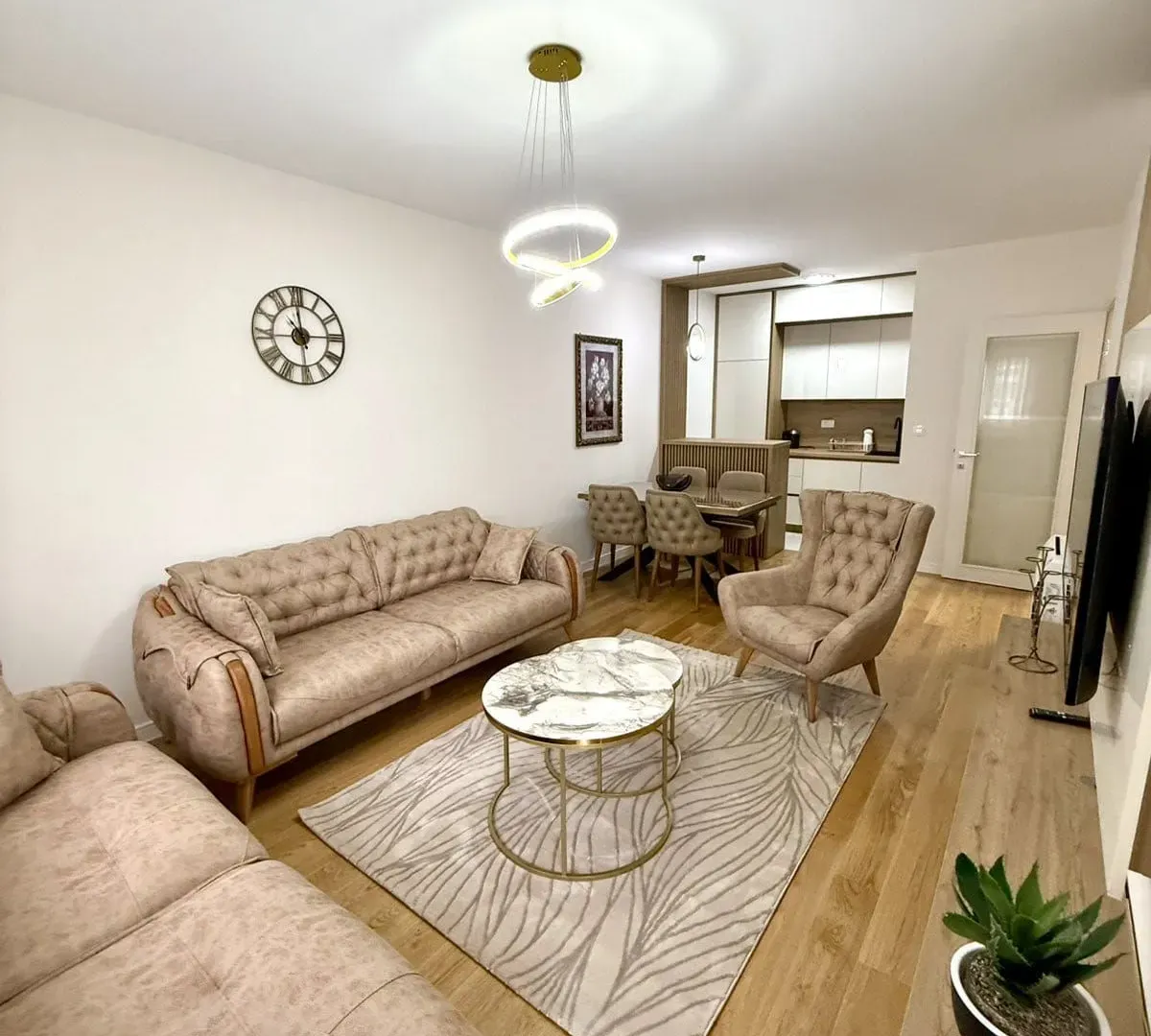 Izdavanje, dvosoban stan, 60m², Central Point, Podgorica