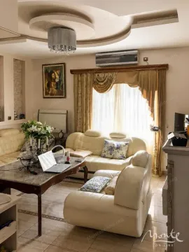Living room with seating furniture and a drop ceiling with lighting. - image 2