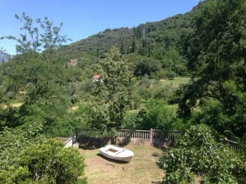 Dvorište okruženo zelenilom sa pogledom na brda. - image 3