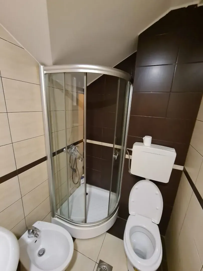 Kupatilo sa tuš kabinom, bideom i toaletom.