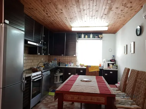 Kuhinja sa trpezarijom i drvenim plafonom. - image 2