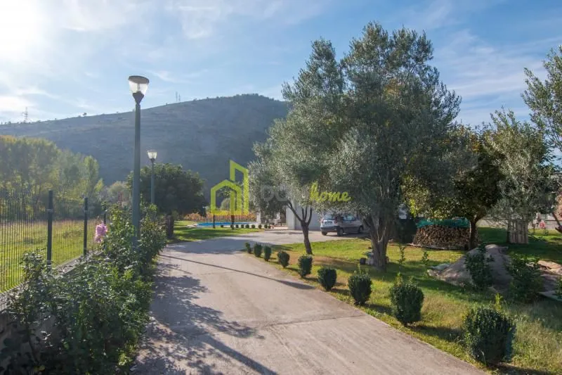 Izdavanje, kuća, 250m², Tološi, Podgorica