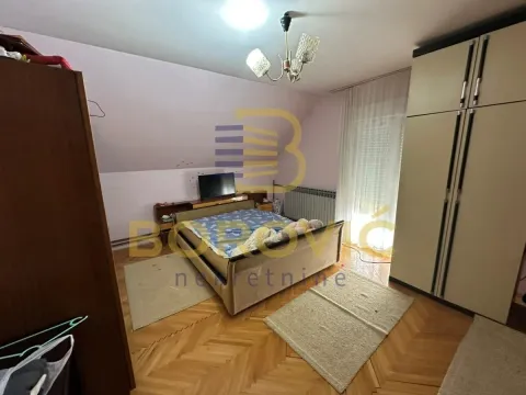 Nameštena spavaća soba sa bračnim krevetom, ormarom i parketom na podu. - image 7