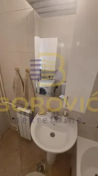 Manje kupatilo sa umivaonikom, ormarićem i mašinom za veš. - image 8