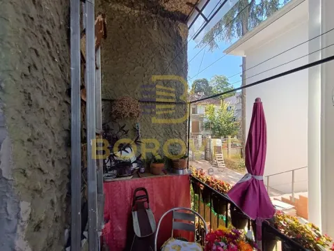 Pogled sa balkona na dvorište i okolne kuće. - image 8