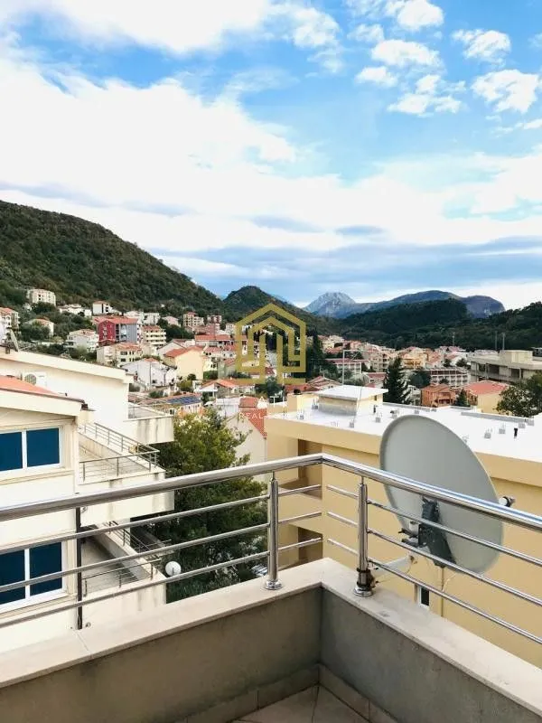 Pogled sa terase na naselje i planine.