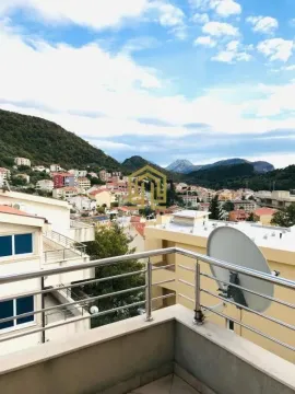 Pogled sa terase na naselje i planine. - image 14