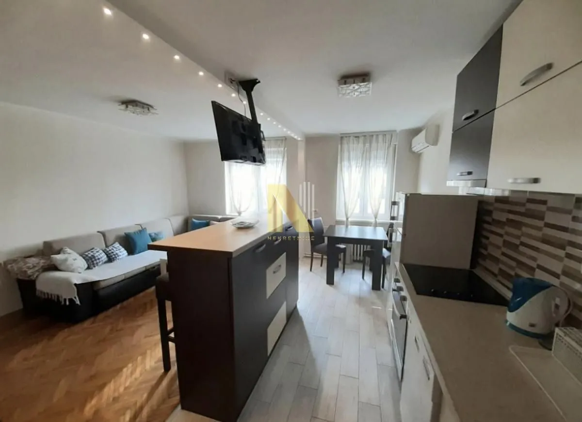 Izdavanje, dvosoban stan, 43m², Centar, Novi Sad