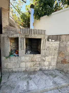 Kameni roštilj u dvorištu kućnog objekta. - image 12