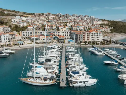 Pogled iz vazduha na modernu marinu i obližnje zgrade. - image 18