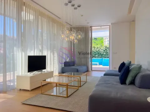 Moderna i svijetla dnevna soba sa garniturom, televizorom i izlazom na terasu. - image 7
