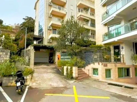 Izdavanje, dvosoban stan, 50m², Centar, Budva - image 8