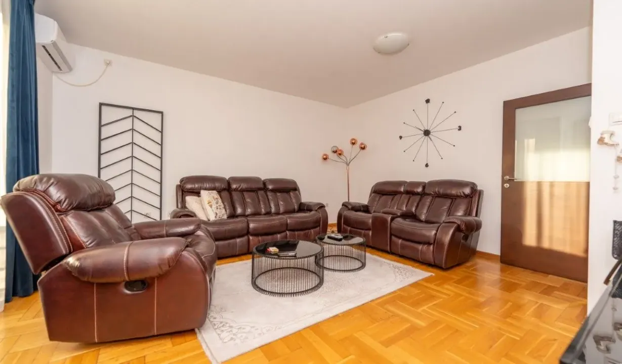 Izdavanje, dvosoban stan, 74m², Blok 9, Podgorica