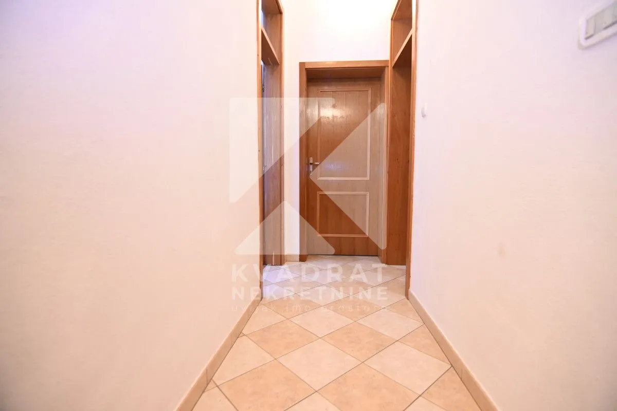 Rent, house, 400m², Zlatica, Podgorica