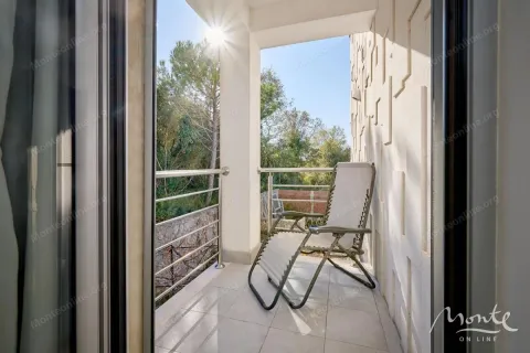 Natkriveni balkon sa metalnom ogradom i stolicom za odmor. - image 30