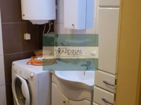 Izdavanje, trosoban stan, 73m², Centar, Jagodina - image 9