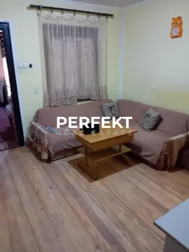 Dnevna soba sa ugaonom garniturom i drvenim podom. - image 3