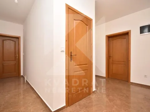 Izdavanje, kuća, 200m², Botun, Podgorica - image 13