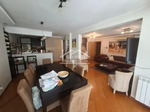 Open-plan space featuring the living room, dining area, and kitchen. - image 4