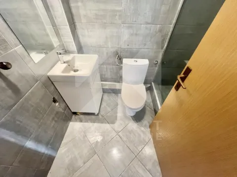 Manje kupatilo sa umivaonikom, WC šoljom i tuš kabinom. - image 8