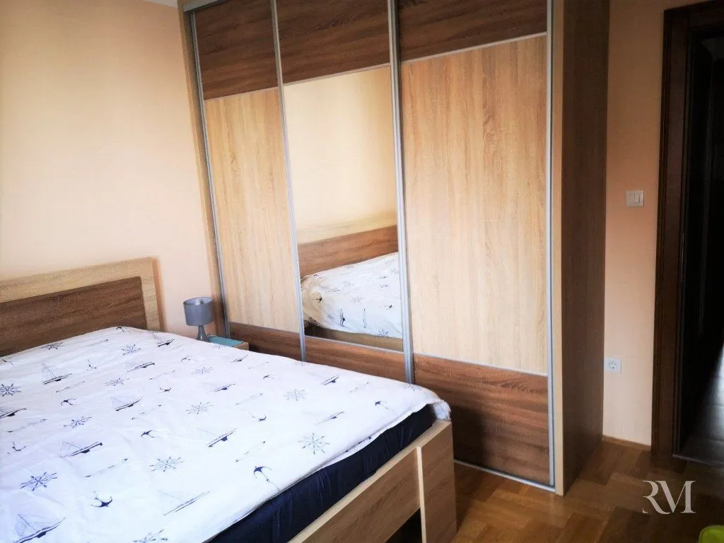 Izdavanje, trosoban stan, 130m², Dobrota, Kotor