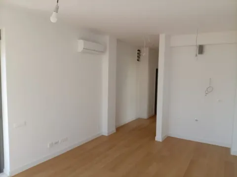 Prazna soba sa svijetlim zidovima i drvenim podom. - image 4