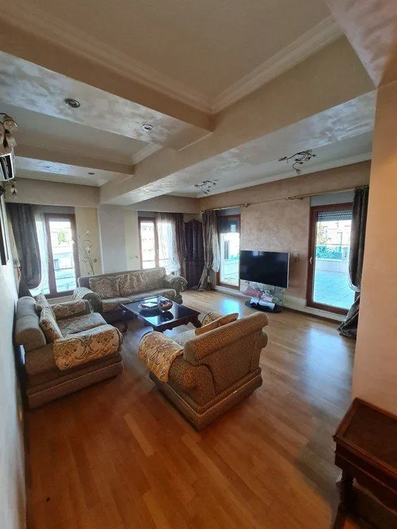 Izdavanje, dvosoban stan, 80m², Centar, Podgorica