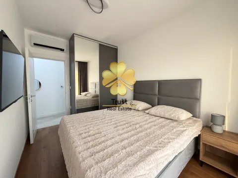 Moderna spavaća soba sa bračnim krevetom, garderoberom i TV-om. - image 13
