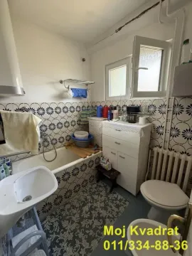 Manje kupatilo sa kadom, umivaonikom, toaletom i prozorom. - image 10