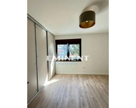 Prazna soba sa ugrađenim plakarom i laminatom na podu. - image 4
