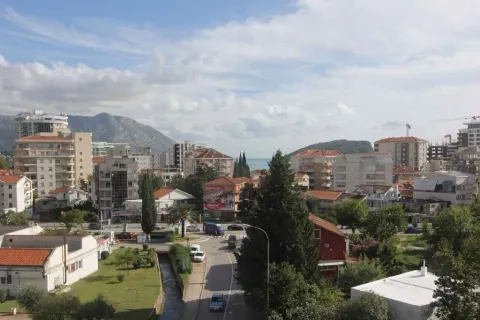 Pogled sa visine na gradsko naselje, planine i more u pozadini. - image 13
