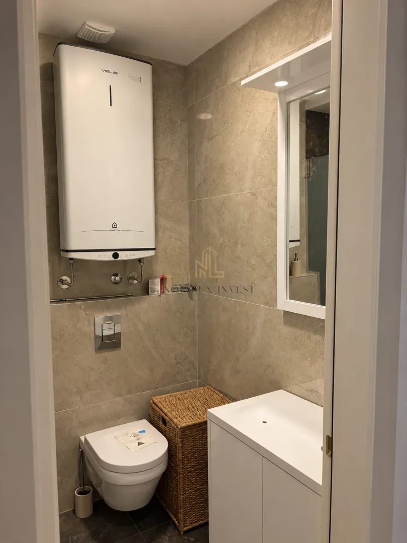 Manje kupatilo sa ugradnim bojlerom, WC šoljom i umivaonikom.