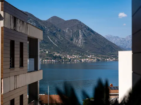 Sale, two bedroom apartment, 82m², Dobrota, Kotor - image 1