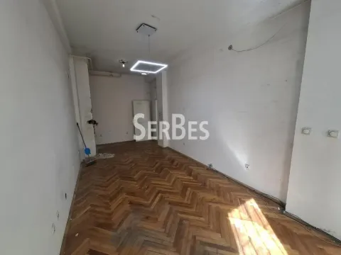 Prazna prostorija sa parketom na podu i belim zidovima. - image 8