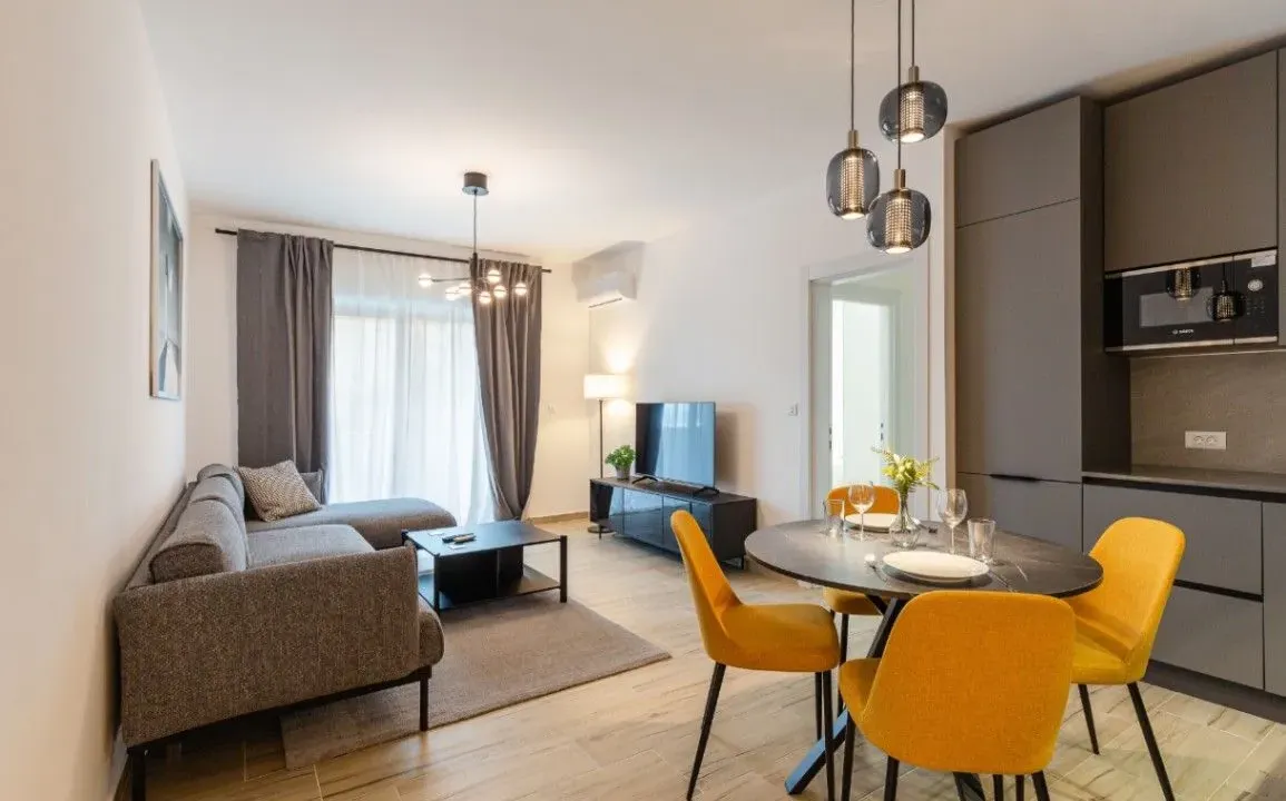 Izdavanje, dvosoban stan, 80m², Bečići, Budva