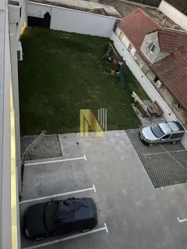 Pogled odozgo na dvorište i parking ispred zgrade. - image 18