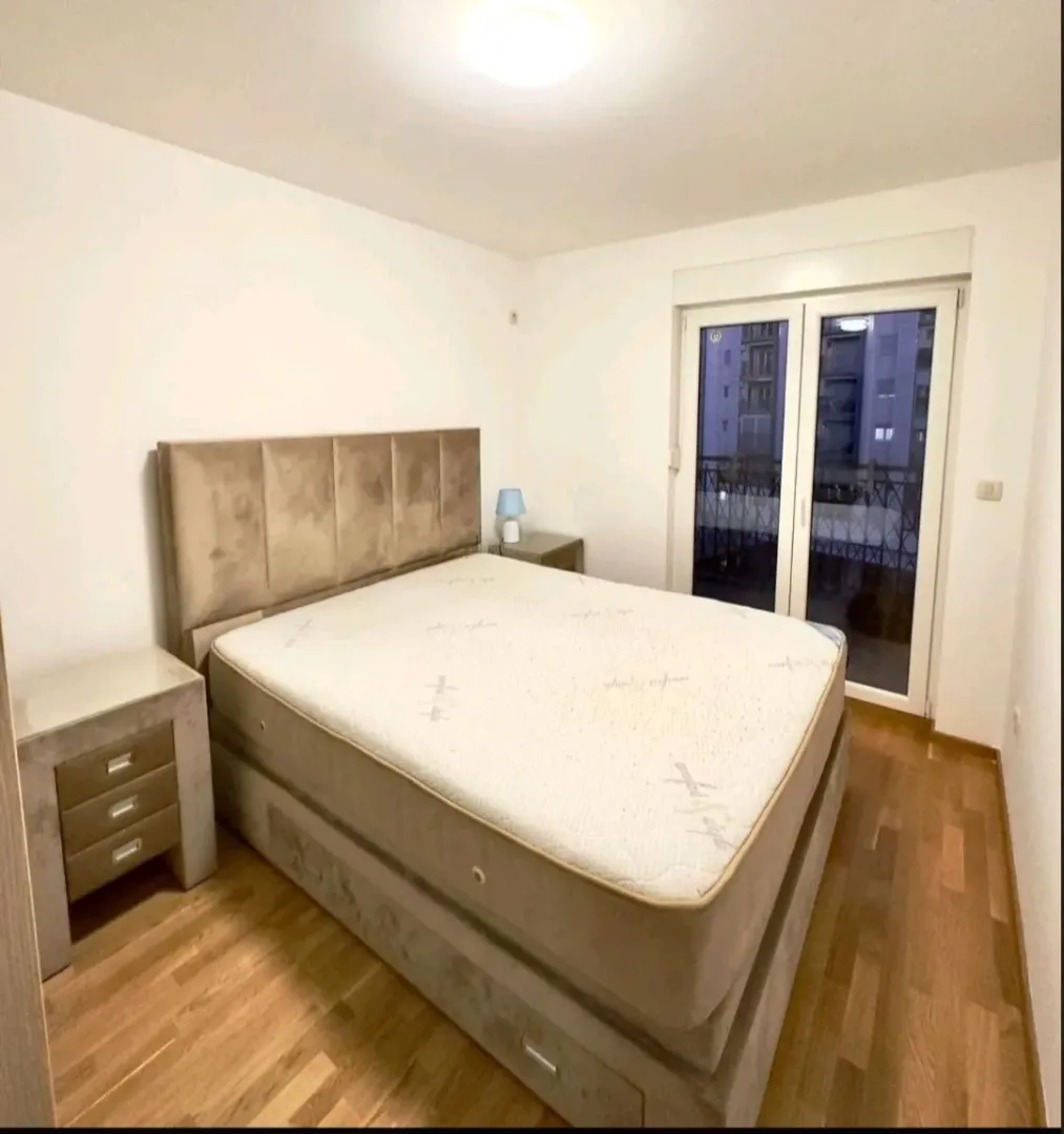 Furnished bedroom with a double bed and access to the terrace.