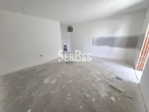 Pogled na praznu prostoriju u fazi renoviranja. - image 2