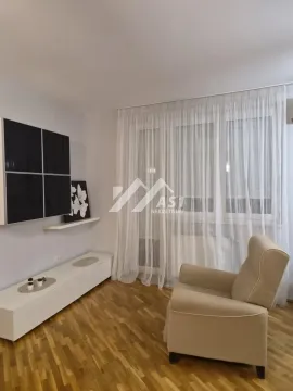 Dnevna soba sa udobnom foteljom i TV komodom. - image 8