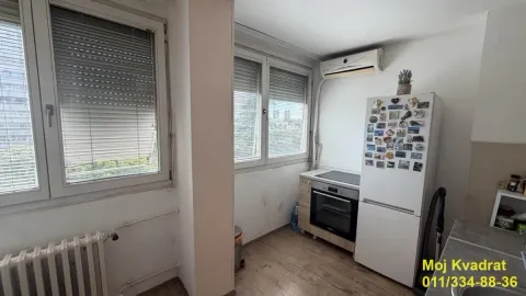 Manja kuhinja sa frižiderom, ugradnom rernom i prozorima. - image 4