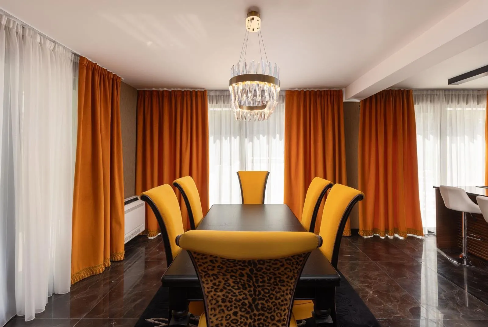 Izdavanje, kuća, 500m², Bonići, Tivat