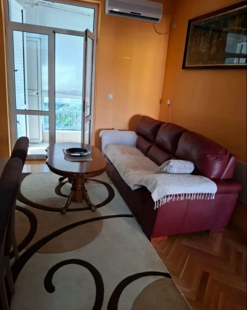 Izdavanje, dvosoban stan, 77m², Centar, Tivat