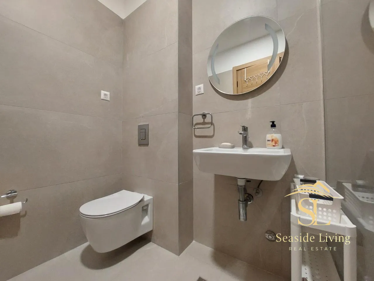 Modern equipped bathroom in neutral tones.