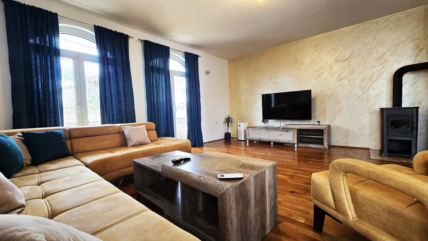 Izdavanje, kuća, 180m², Tološi, Podgorica