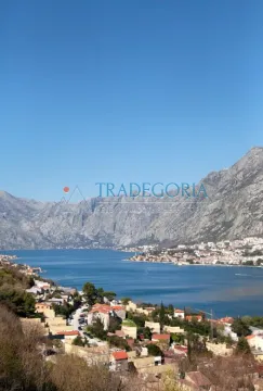 Pogled na more i planine iz nekretnine. - image 17