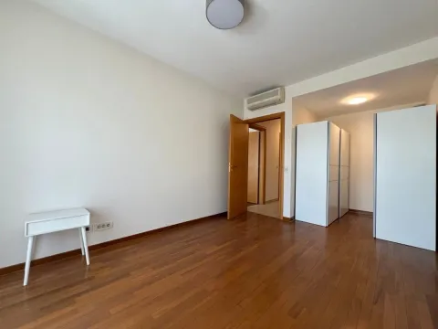 Izdavanje, četvorosoban stan, 200m², Gorica C, Podgorica - image 11