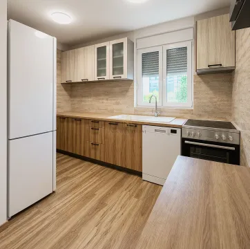 Moderna kuhinja sa drvenim elementima, bijelom tehnikom i prozorom. - image 4